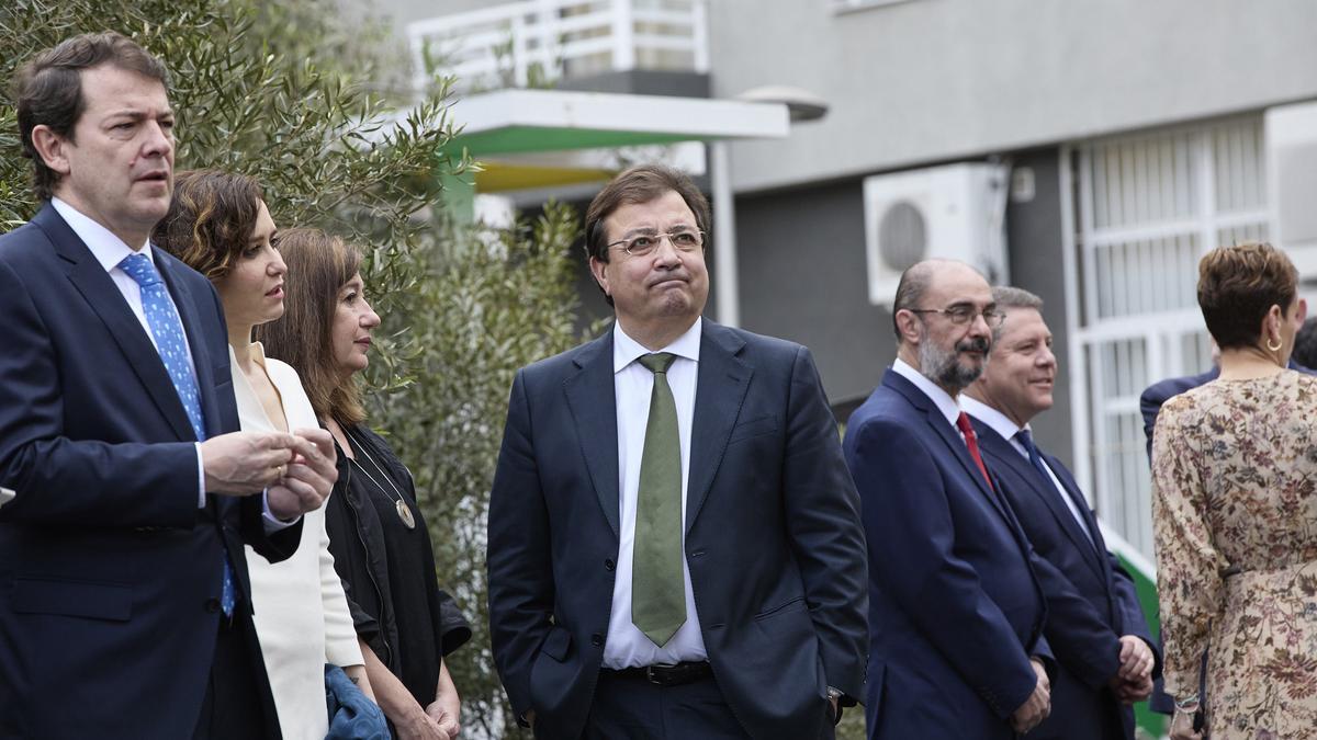 La presidenta de la Comunidad de Madrid, Isabel Díaz Ayuso, y el de la Junta de Extremadura, Guillermo Fernández Vara, en una Conferencia de Presidentes.