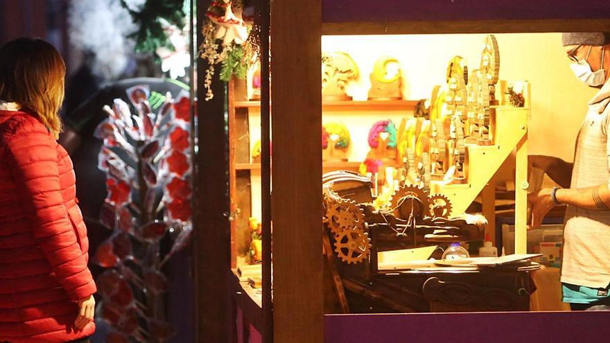 Una de las casetas de la  feria artesana de Navidad instalada por primera vez en Séneca.
