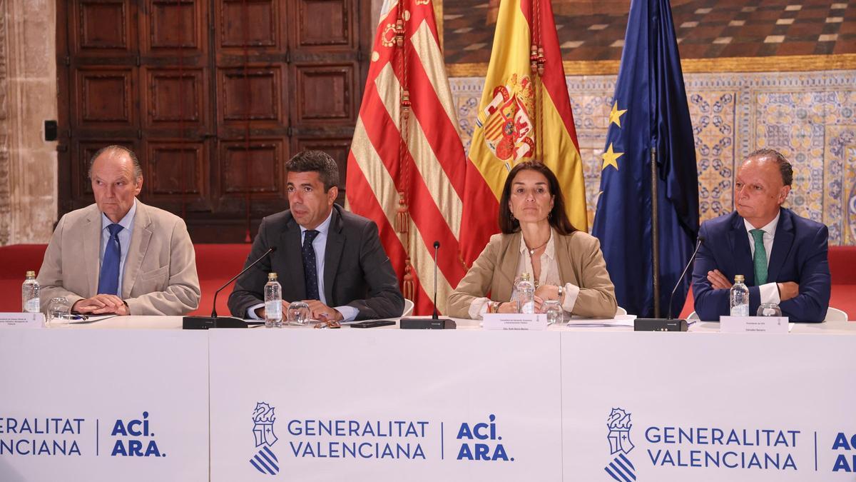 Los presidentes de la CEV y la Cámara de Comercio junto a Mazón y la consellera de Hacienda, este jueves.