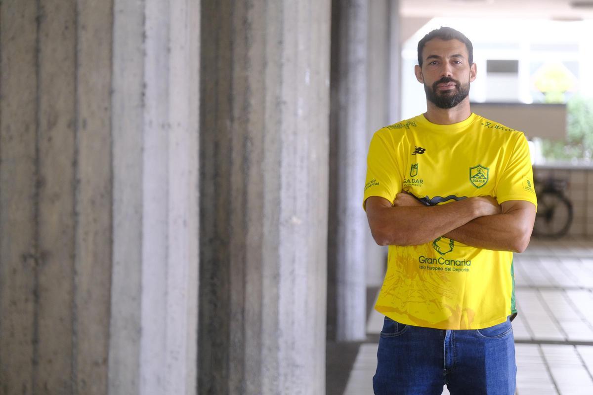 Dani Sarmiento posa con los colores del BM Gáldar, equipo al que ha regresado como entrenador de sus categorías de formación.