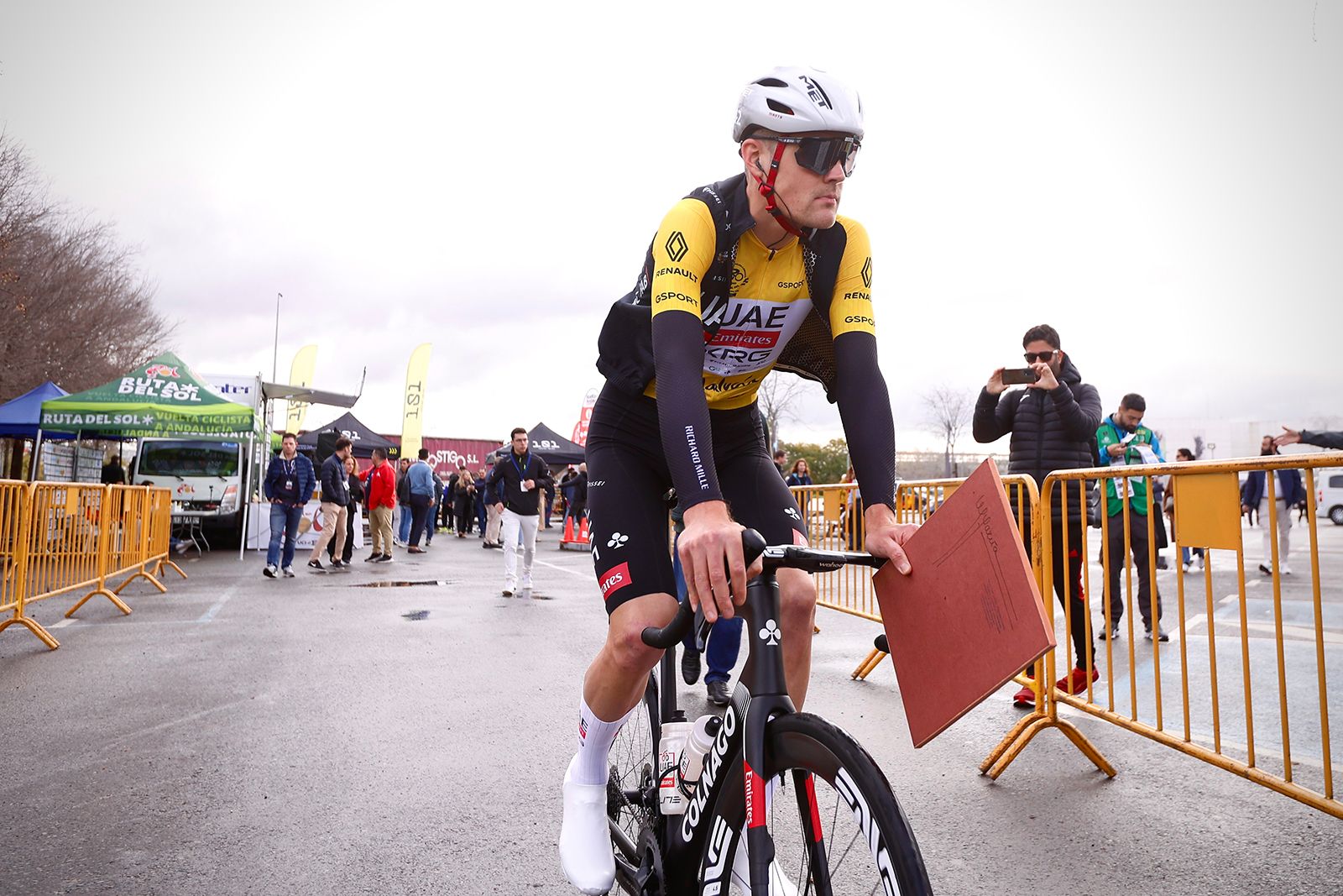 La salida de la etapa de Córdoba de la Vuelta a Andalucía en imágenes
