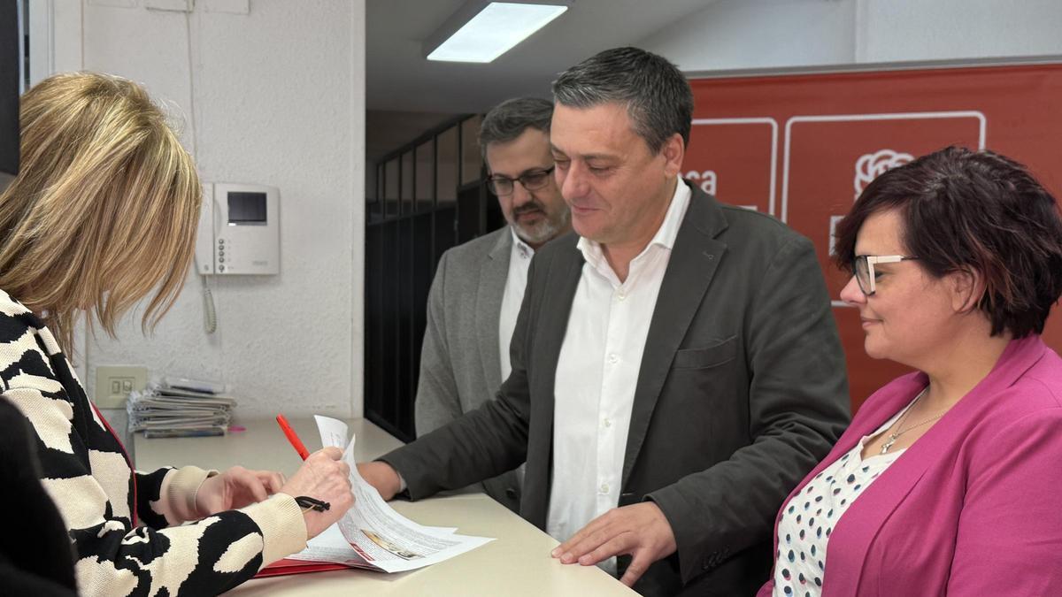 Sabés, junto a Avellanas y Cacho, en el momento de la entrega de la documentacion para ser secretario general.