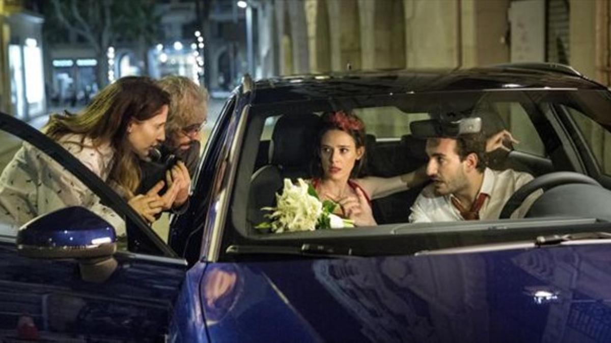 Miki Esparbé y Pilar López de Ayala, en el coche, charlan con los técnicos durante un receso del rodaje.