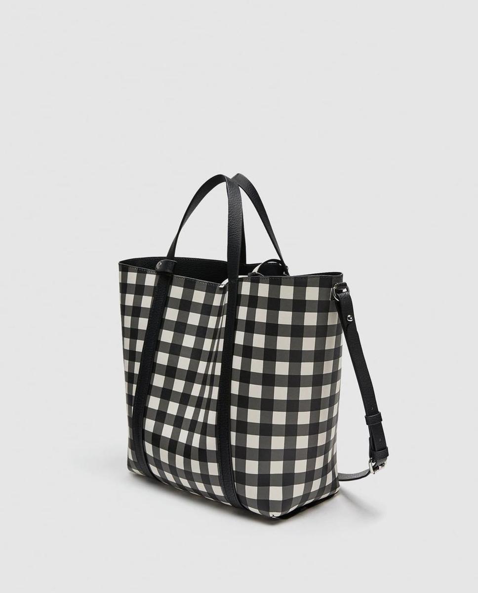 Bolso shopper reversible de Zara. (Precio: 19, 95 euros)