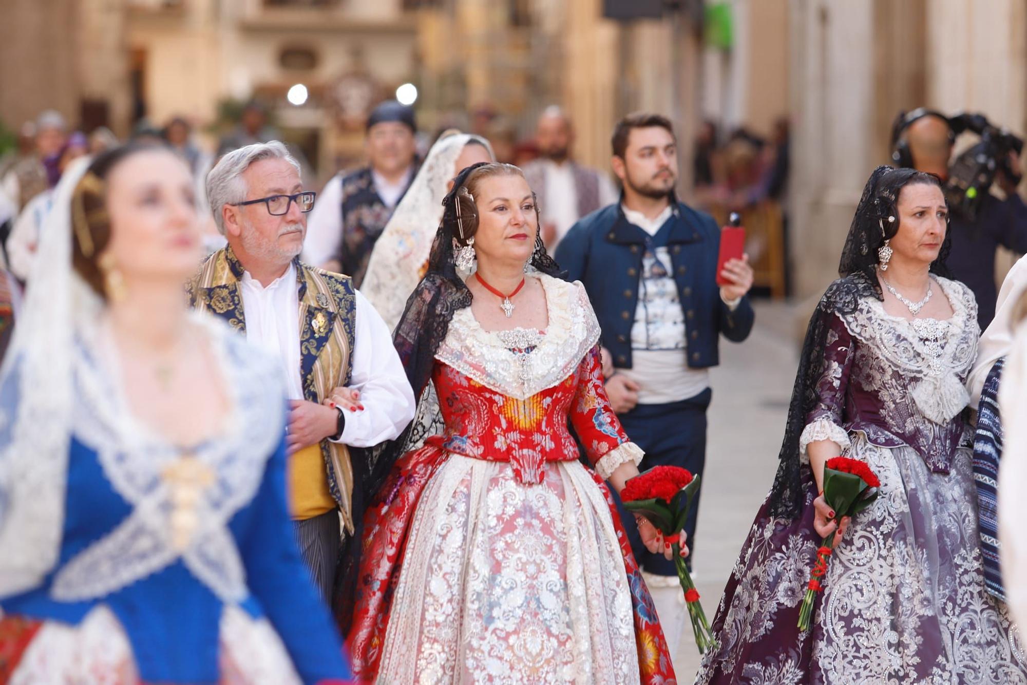 Las primeras comisiones ofrendan a la virgen