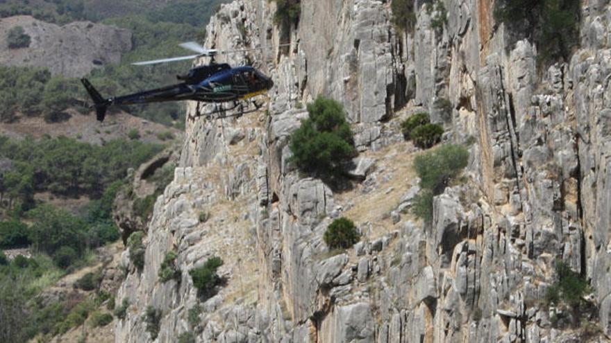 Un helicóptero trabaja en las labores de rehabilitación.