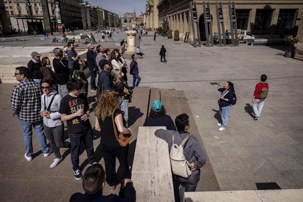 Un grupo de visitantes en la plaza del Pilar de Zaragoza, esta semana.
