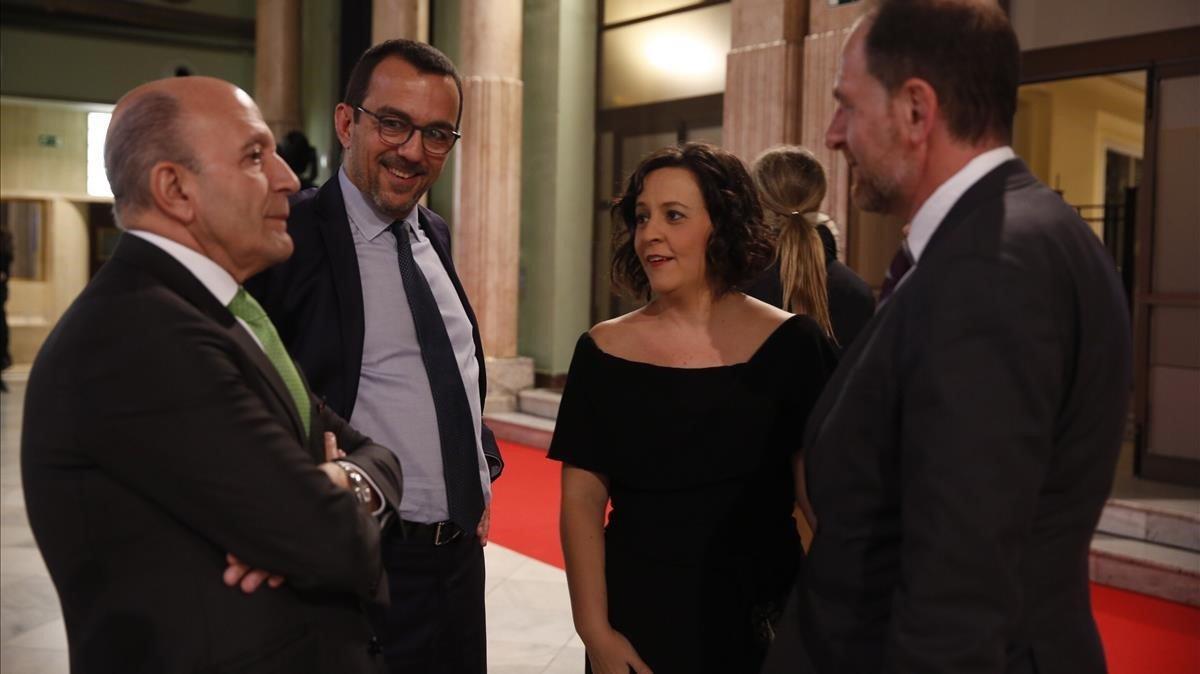 Cristina Tardáguila conversa con Enric Hernàndez, José Antonio Zarzalejos y Joan Alegre.