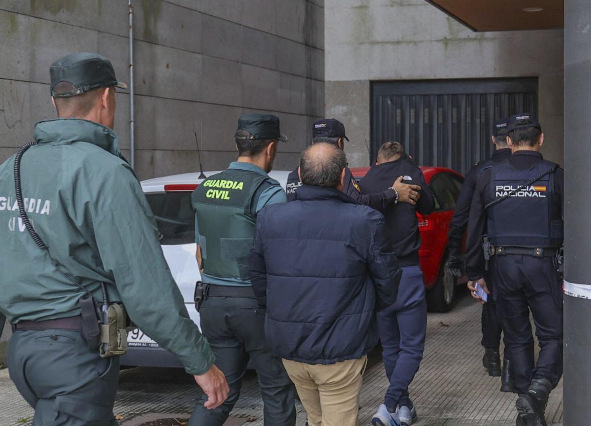 Efectivos de Guardia Civil y Policía Nacional en Vilagarcía de Arousa. |  Iñaki Abella