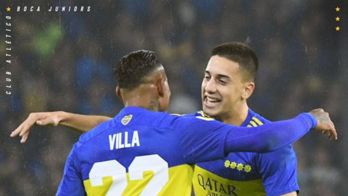 Los jugadores del Boca se abrazan para celebrar su victoria