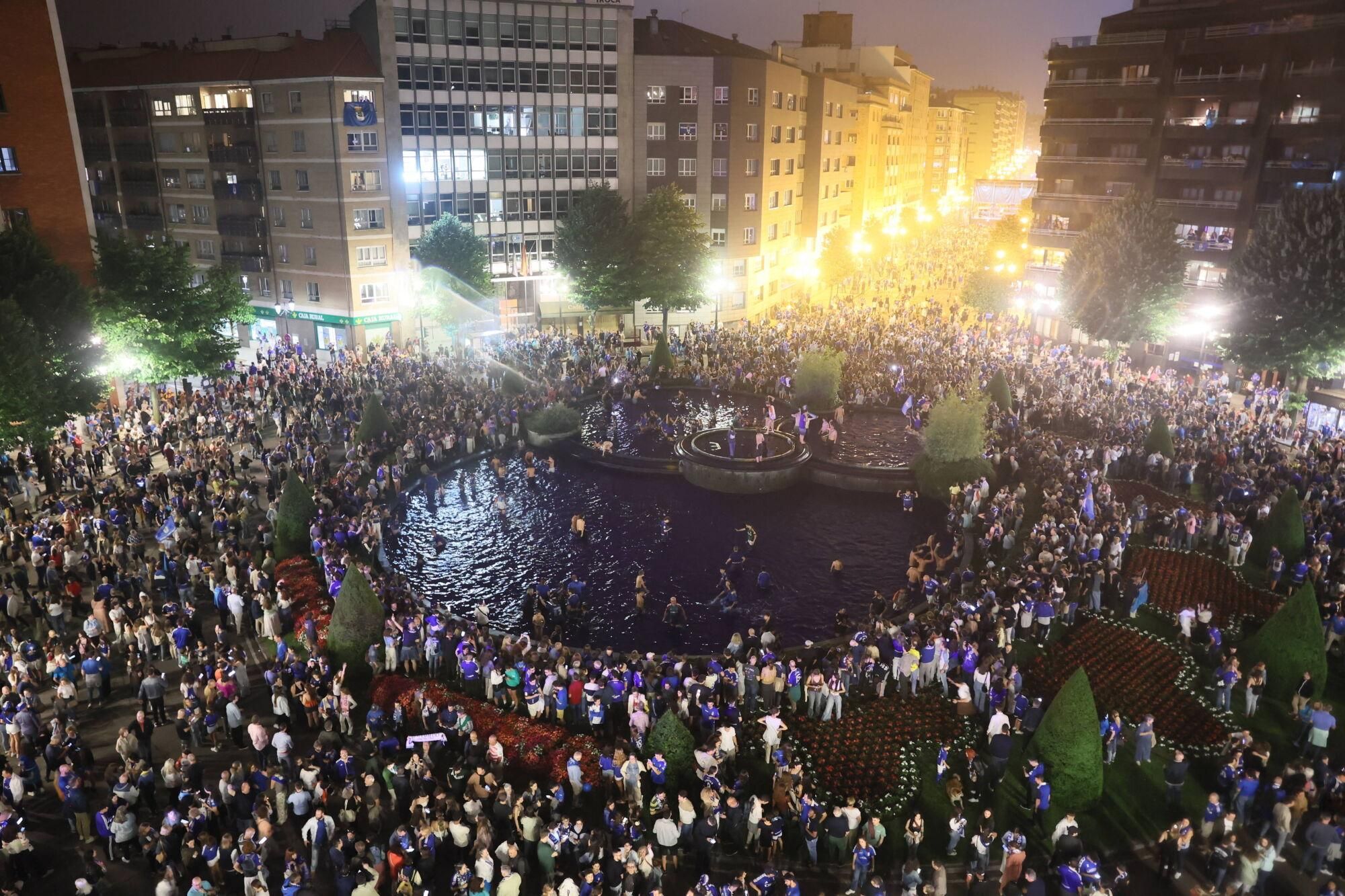El ascenso del Oviedo llena las calles de la ciudad para celebrar su vuelta a Primera 24 años después