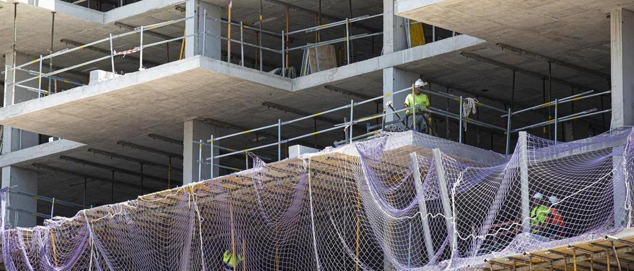 Operarios trabajando en un edificio en constrrucción en Alicante.