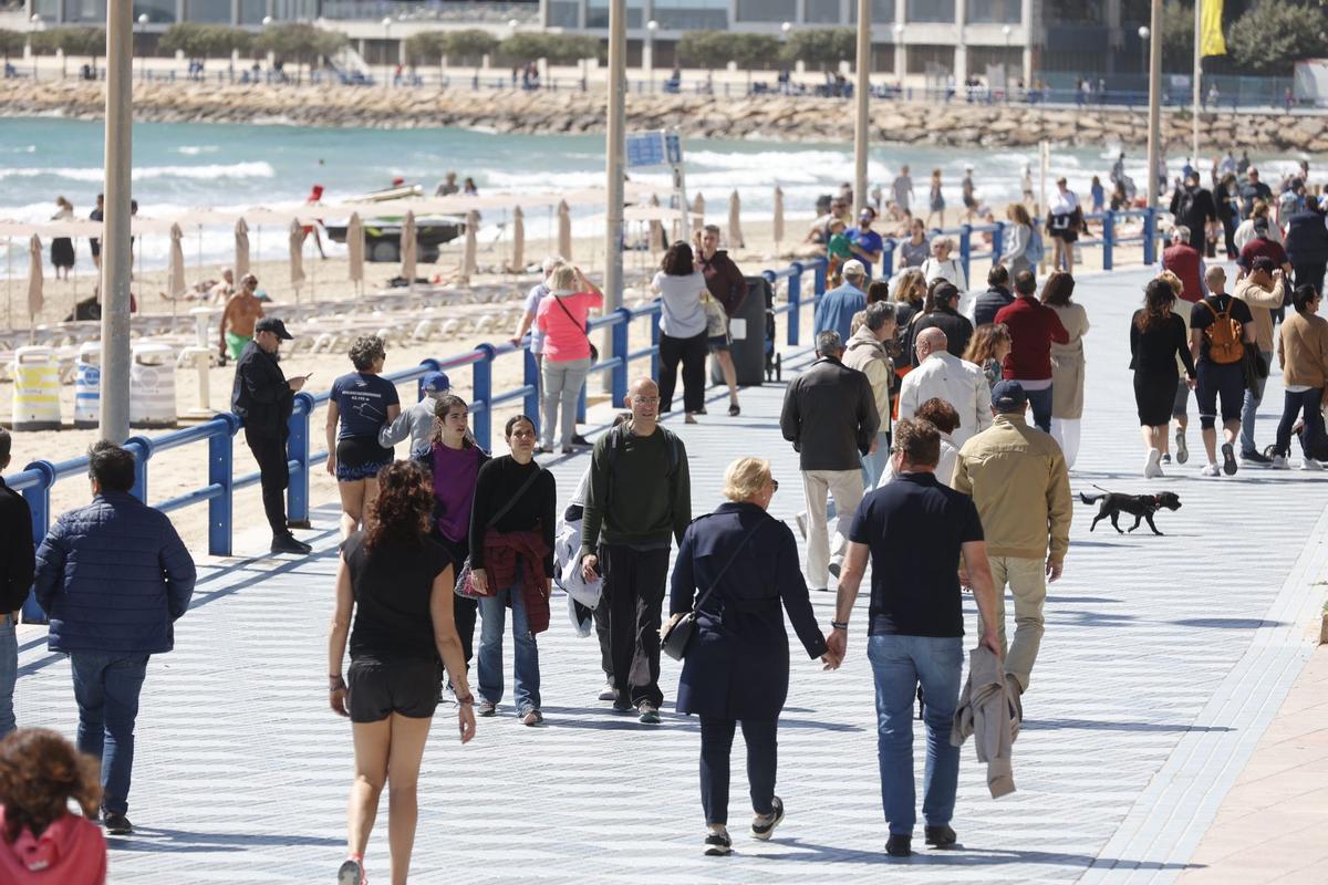 Turistas pasean por Alicante durante su escala de este sábado