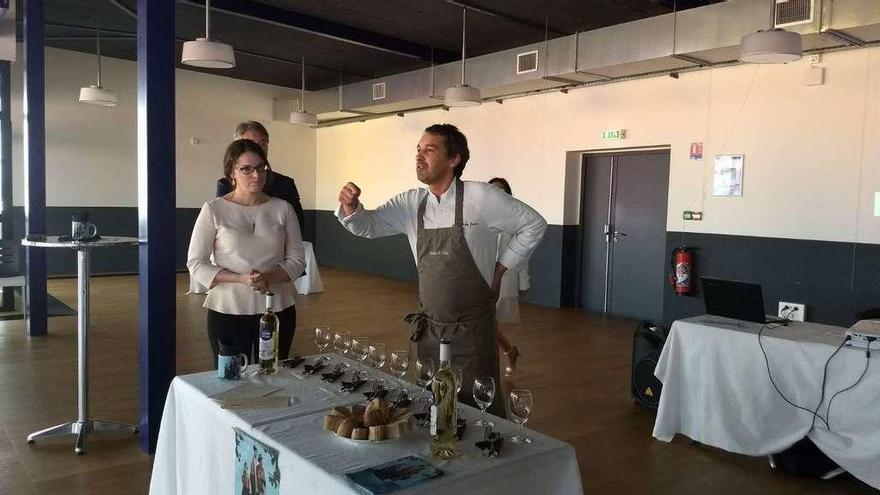 Javier Olleros, chef del restaurante Culler de Pau, en su intervención para hablar del tándem gastronomía-O Grove. // FDV