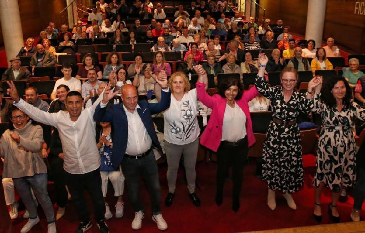 Elena Estévez (PP Bueu), arropada en el Centro Social do Mar. |   // FDV