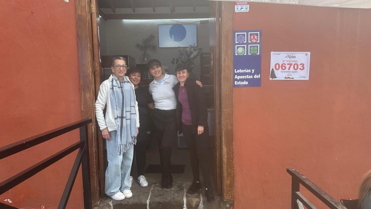 Fátima García (izquierda) junto a tres de las trabajadoras de El Abuelo, en Garachico.