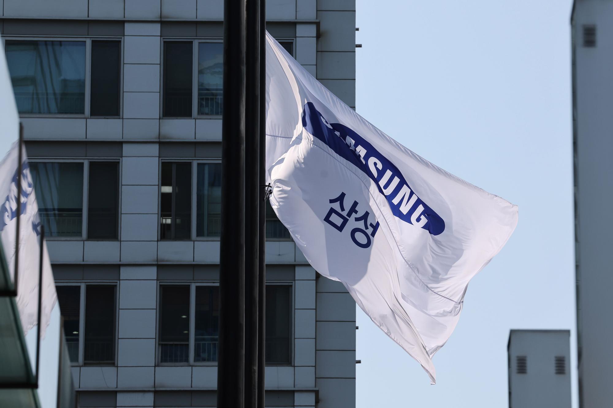Una bandera con el logo de Samsung Electronics.