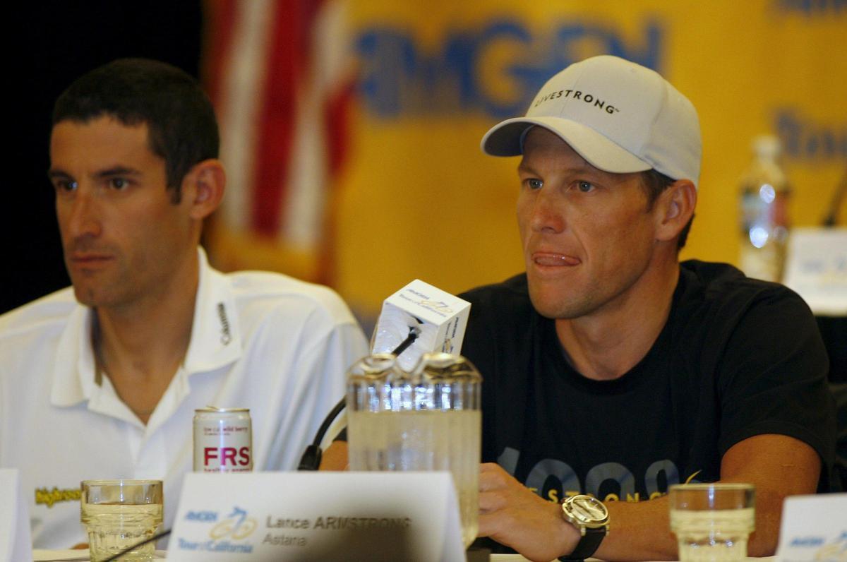 Hincapie, en segundo plano, junto a Armstrong