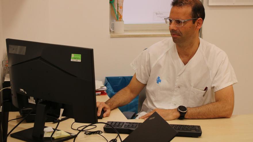 El coordinador de gastroenterologia a l'hospital Trueta de Girona, David Busquets, treballant al seu despatx.