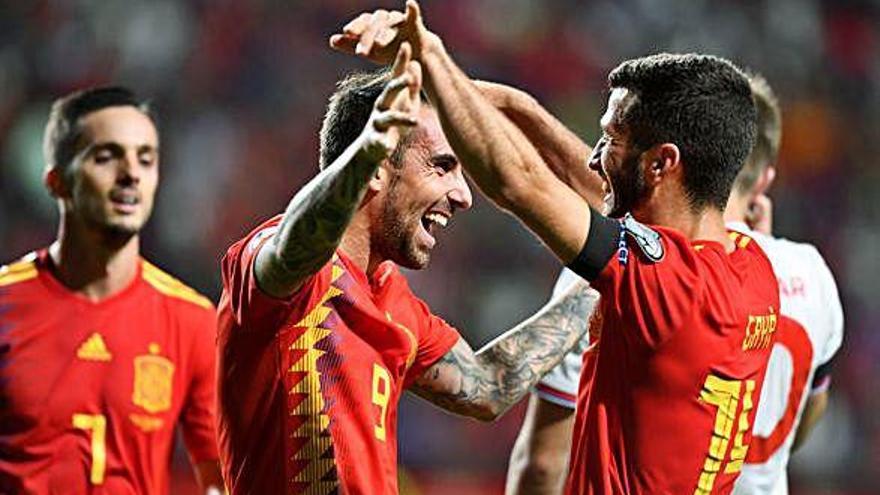 Els valencians Paco Alcácer i José Luis Gayà celebren el quart gol d&#039;ahir a Gijón.