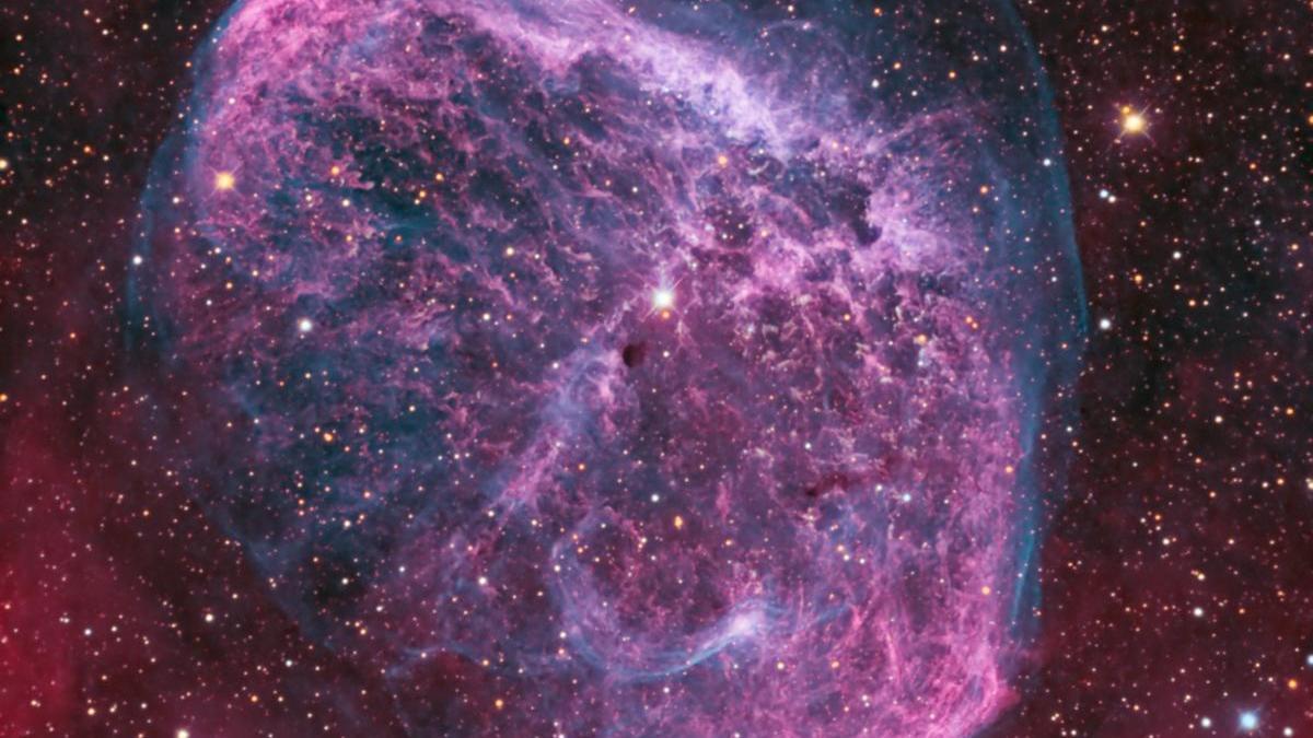 Imagen de la nebulosa NGC 6888. Se trata de un ejemplo de una nebulosa en la que su brillo no solo es producto de la acción de la radiación ultravioleta que excita el gas, sino que la interacción de un fuerte viento estelar con el medio interestelar también contribuye significativamente a la emisión del gas. La imagen es una combinación de la emisión en las líneas de Halfa (verde), [O III] 5007 (azul) y [S II] 6731 (rojo).