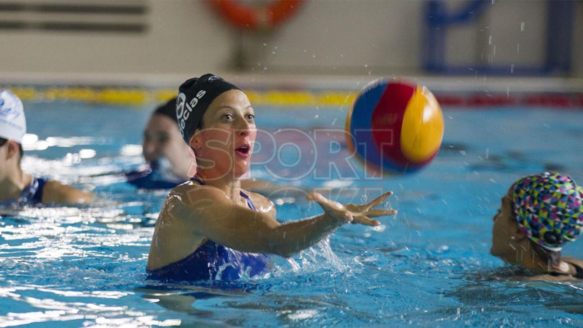 Las futbolistas del Barça se divirtieron en su visita a las waterpolistas del CN Sabadell