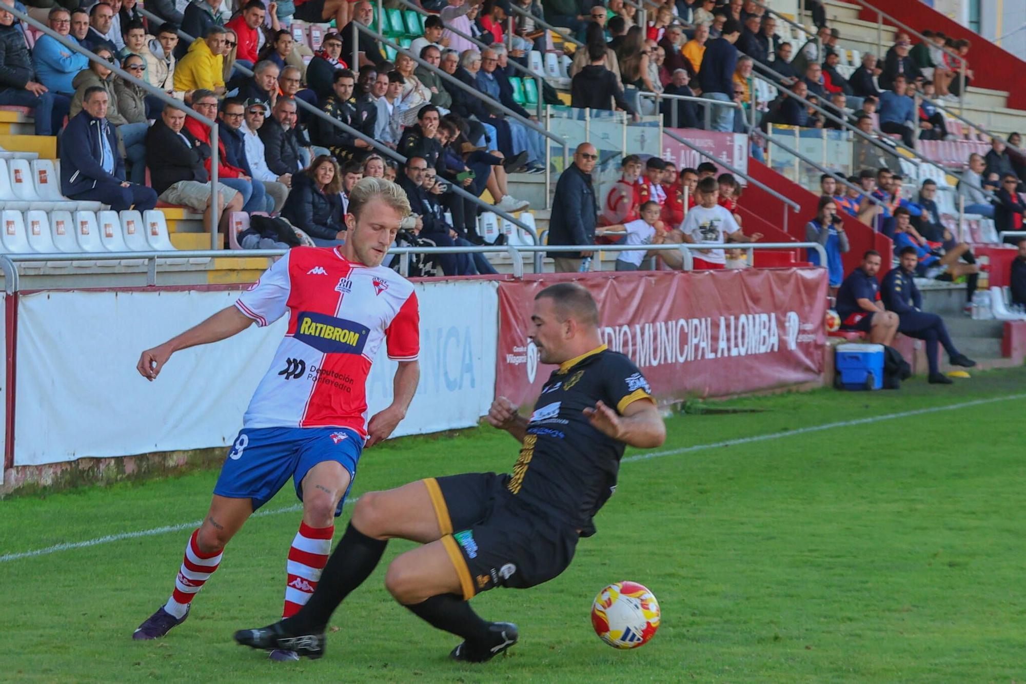 Las imágenes de la contundente victoria del Arosa al Barbadás (3-0)