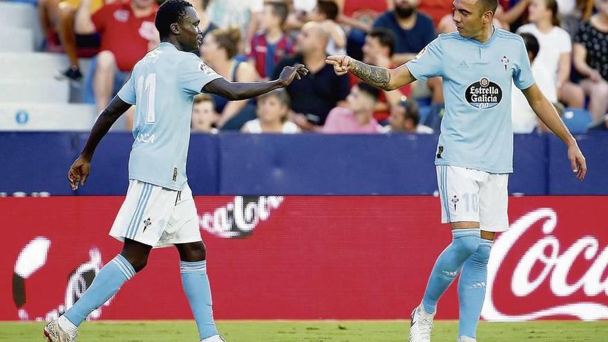 Iago Aspas felicita a Pione Sisto tras anotar el danés el primer gol del Celta ante el Levante el pasado lunes. // Miguel Ángel Polo