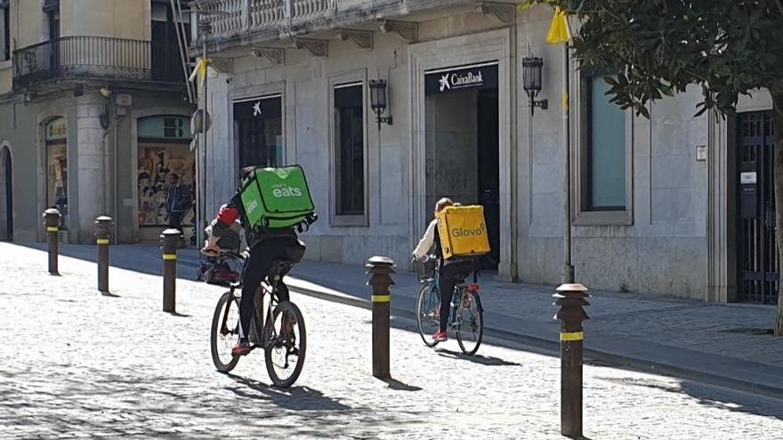 Repartidors d&#039;Uber Eats i Glovo, al carrer Santa Clara de Girona