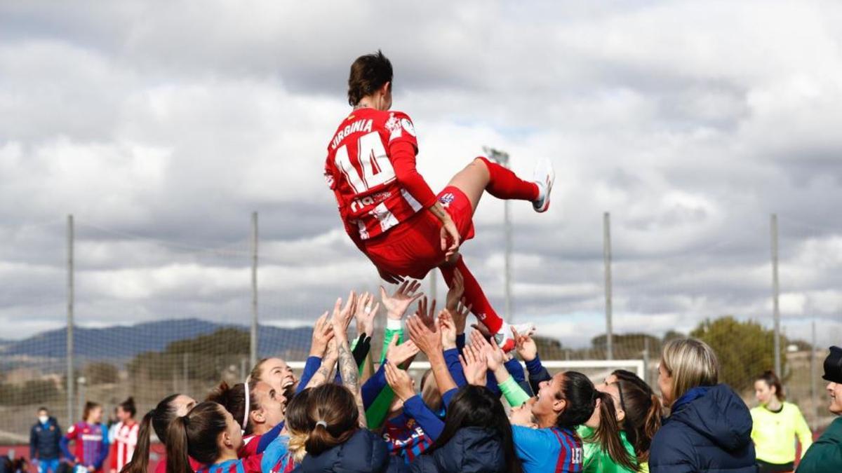 Virginia Torrecilla recibe el homenaje de la plantilla del F.C Barcelona