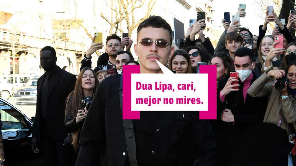 Arón Piper posa en la calle ante los fotógrafos y los fans