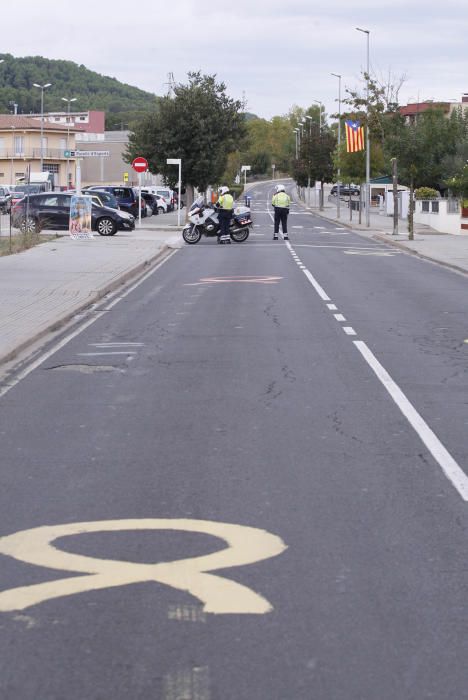 Milers de persones en la cadena humana de Sant Julià de Ramis a Aiguaviva per commemorar l'1-O