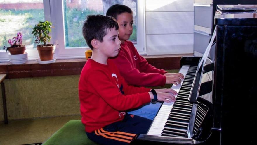 Dos alumnos de piano durante la audición en la Escuela de Música. | E. P.