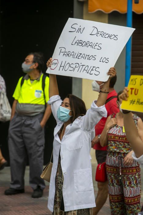 Los médicos residentes echan en cara a la consellera Barceló que Madrid ya ha llegado a un acuerdo y ha dado fin a la huelga.