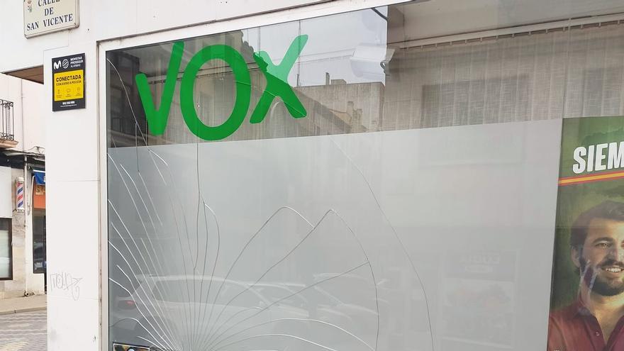 Rompen una luna de la sede de VOX Zamora