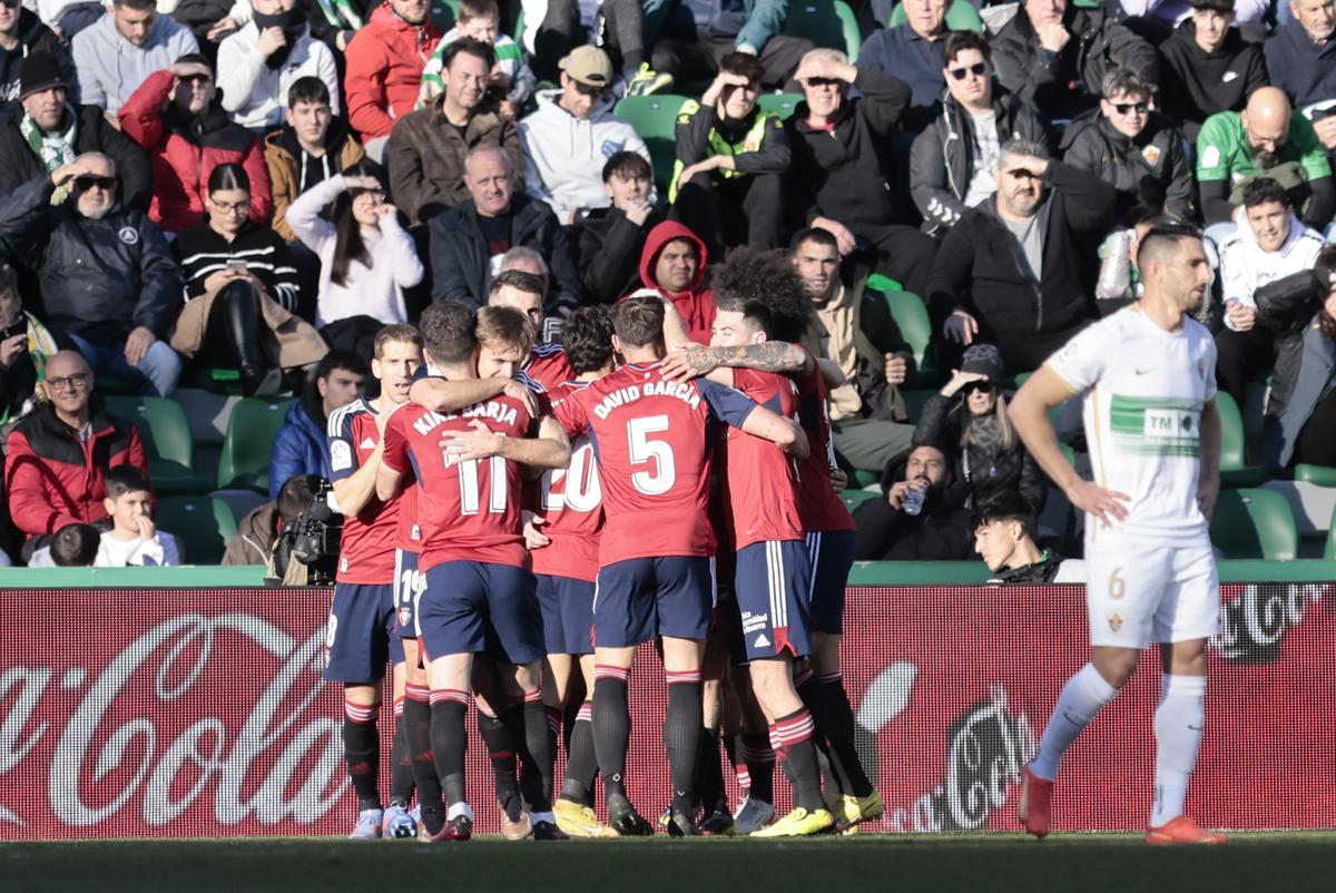 ELCHE (ALICANTE), 22/01/2023.- Los jugadores del Osasuna celebran tras anotar el 0-1 durante un encuentro correspondiente a la jornada 18 de LaLiga Santander entre el Elche y el Osasuna en el estadio Manuel Martínez Valero en Elche, Alicante, este domingo. EFE/ Ana Escobar