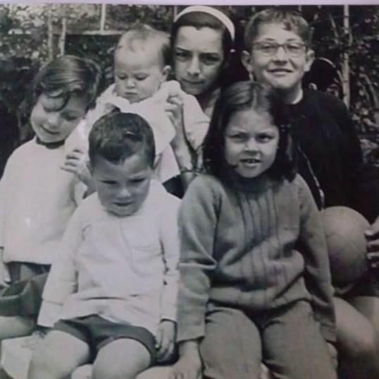 Cristina Lago junto a sus hermanos