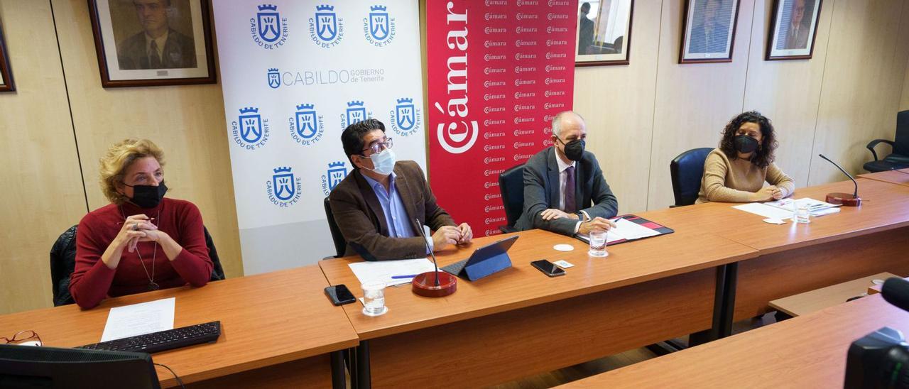 De izquierda a derecha, Lola Pérez, Pedro Martín, Santiago Sesé y Carmen Luz Baso, ayer en la Cámara de Comercio.