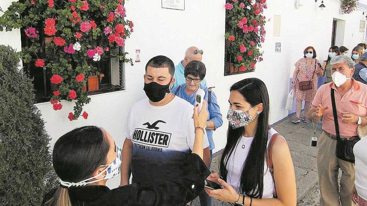 Control de temperatura para acceder a un patio cordobés.