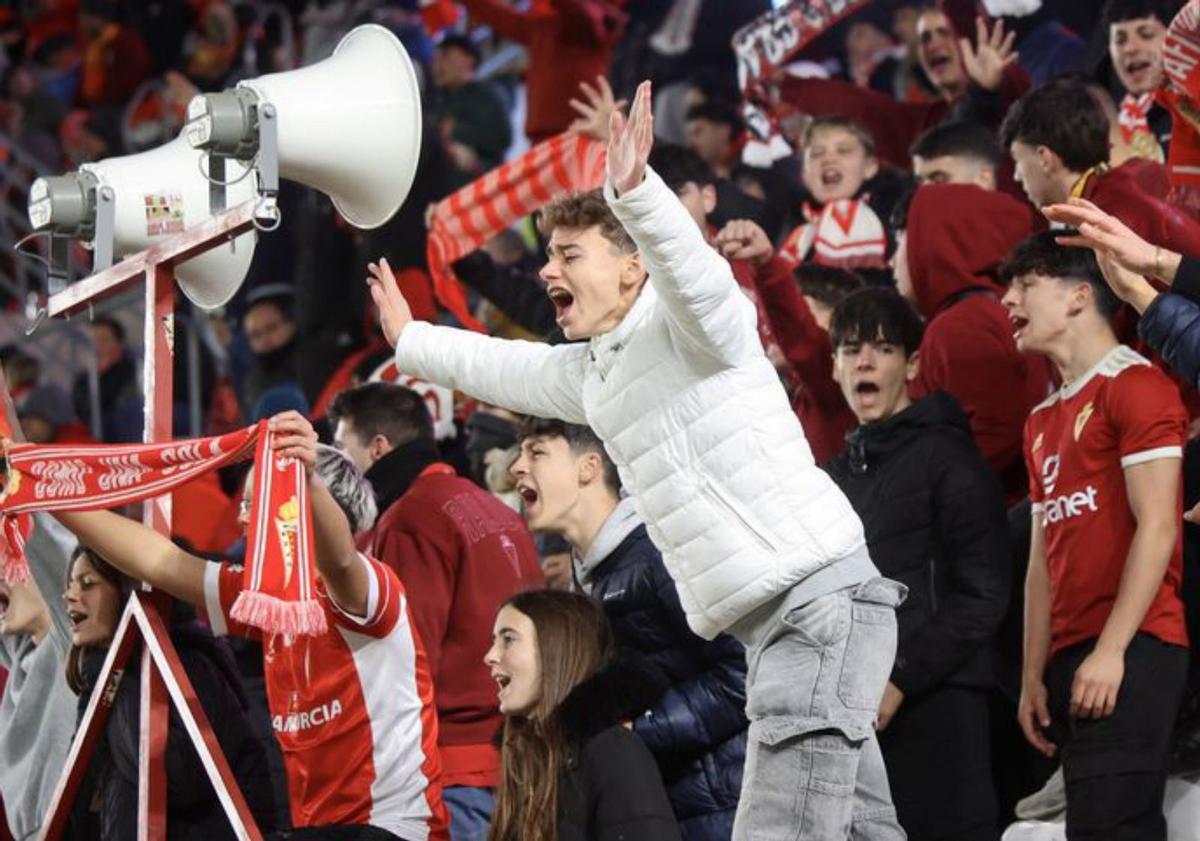Jóvenes aficionados, animando a su equipo. | JUAN CARLOS CAVAL