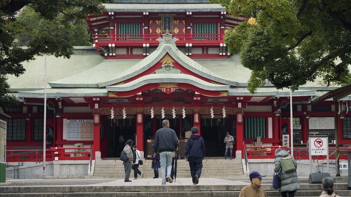 zentauroepp41236008 people visit tomioka hachimangu shrine in tokyo friday  dec 171208085819