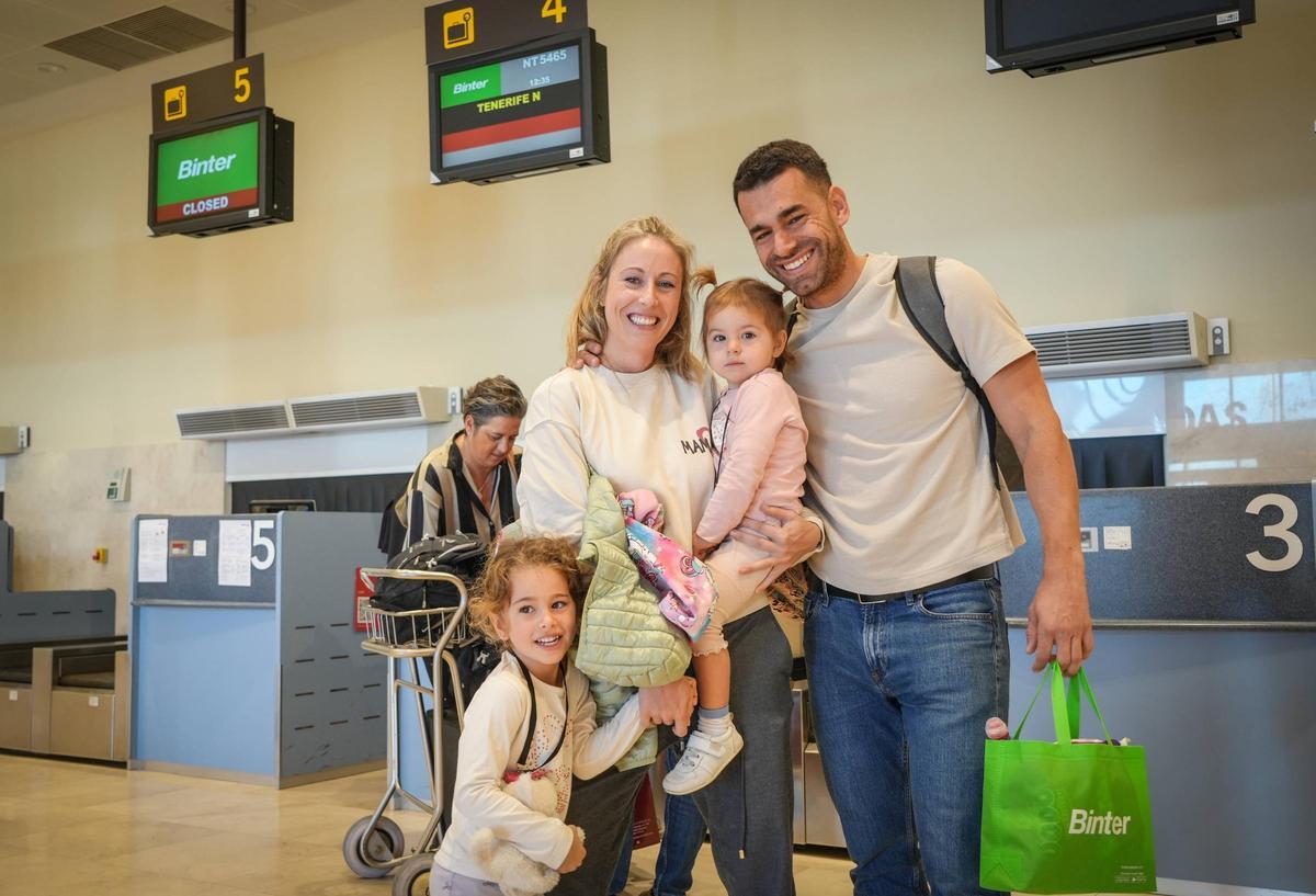 Marta y David junto con sus dos hijas, antes de embarcar en el aeropuerto de Badajoz.