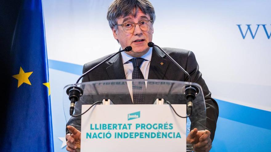 Puigdemont entra en el cuerpo a cuerpo con Illa: "Se va a Madrid cuando colapsan los trenes y tiene consellers que viven allí"
