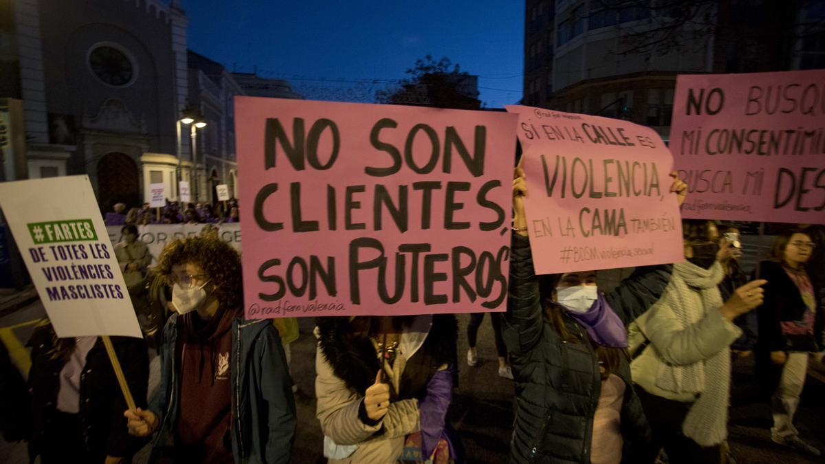 Pancartas durante la manifestación feminista del 8-M en València.
