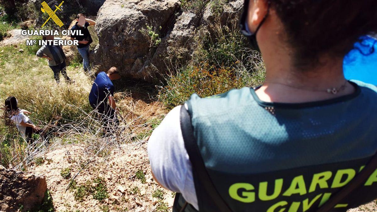 Agentes de la Benemérita inspeccionan las instalaciones con las que robaban agua. / G.C.