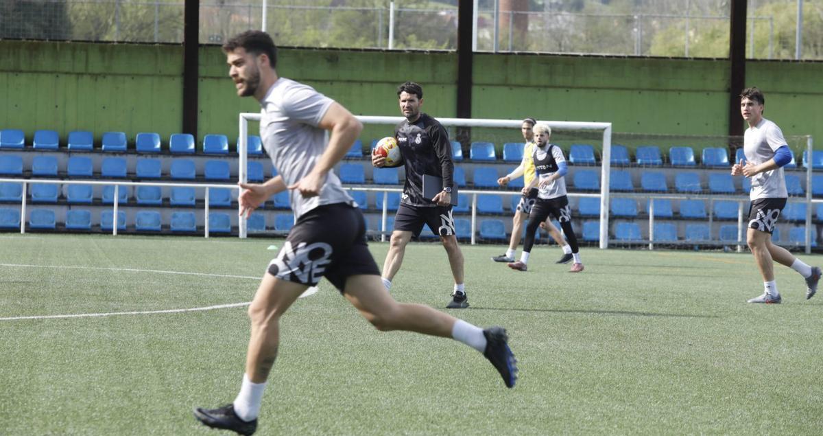 Lolo Escobar, en el centro, durante un entrenamiento en La Toba. | MARA VILLAMUZA