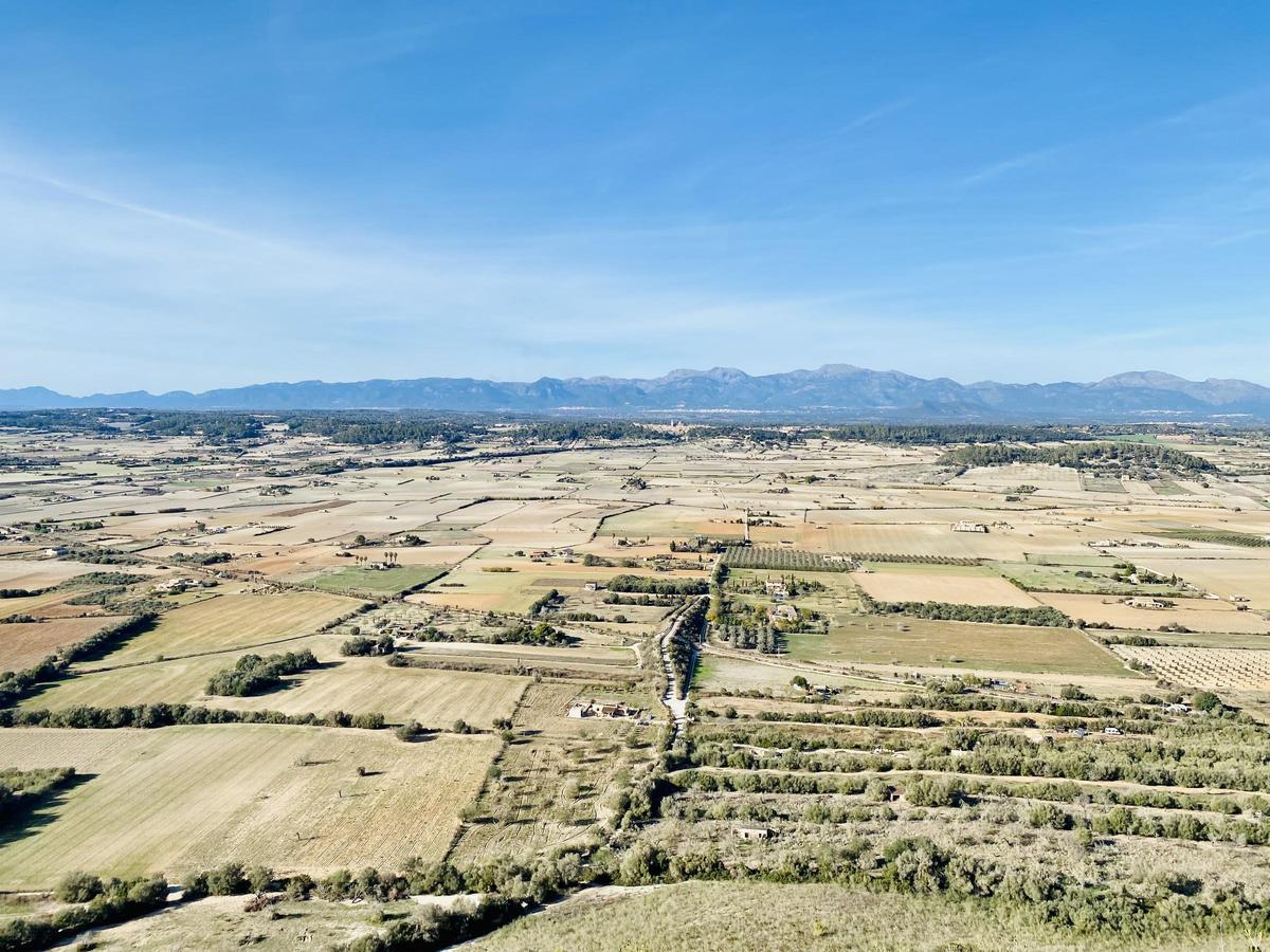 Diese tolle Aussicht hat man von dem Berg nahe Sant Joan aus.