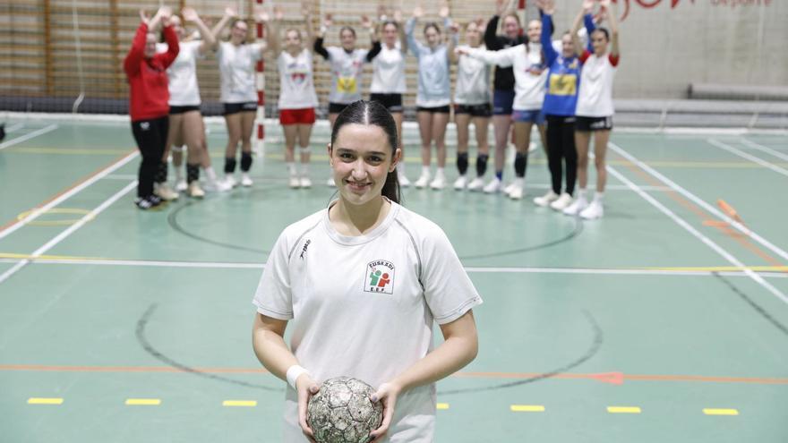 Saray Trabanco, en primer plano, con sus compañeras y técnicos detrás, en el pabellón de La Tejerona.