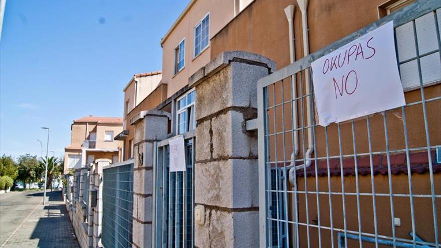 Preocupación en Cáceres el Viejo por la ocupación de dos viviendas