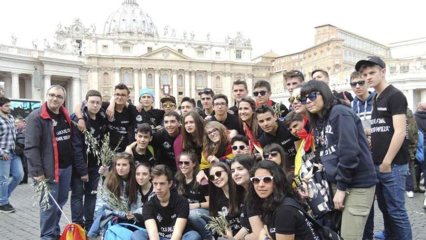 Estudiantes y director (izquierda) del San Vicente de Paúl, frente al Vaticano.